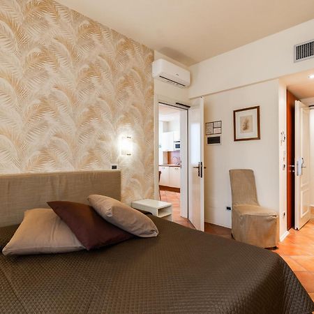 Residence Villa Firenze อาลัสซิโอ ภายนอก รูปภาพ